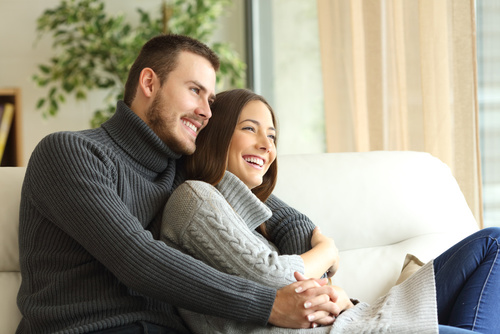 Sicherheit für Ihr Zuhause — glückliches Paar